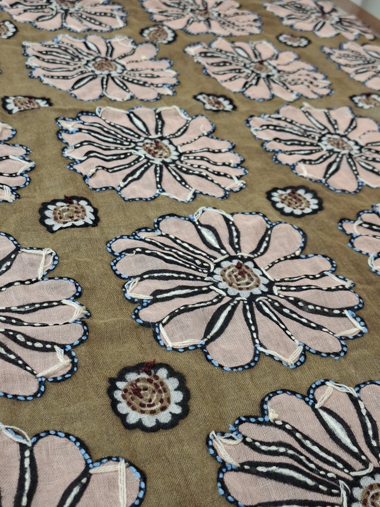 Camerucci sciarpa in lana con fiori ricamati beige PAPAVERO 1095A - immagine 3