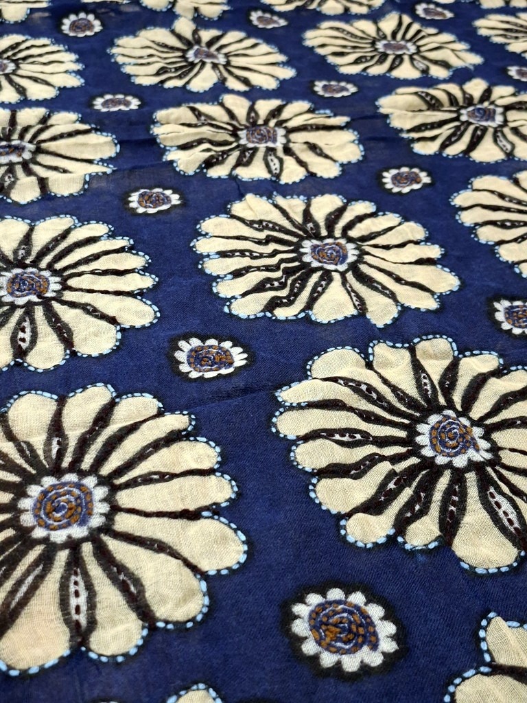 Camerucci sciarpa in lana con fiori ricamati blu PAPAVERO 1095B - immagine 3