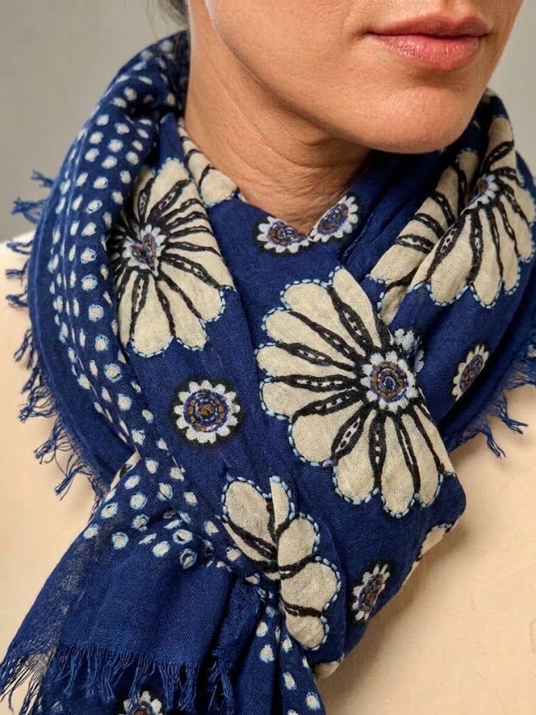 Camerucci sciarpa in lana con fiori ricamati blu PAPAVERO 1095B - immagine 2