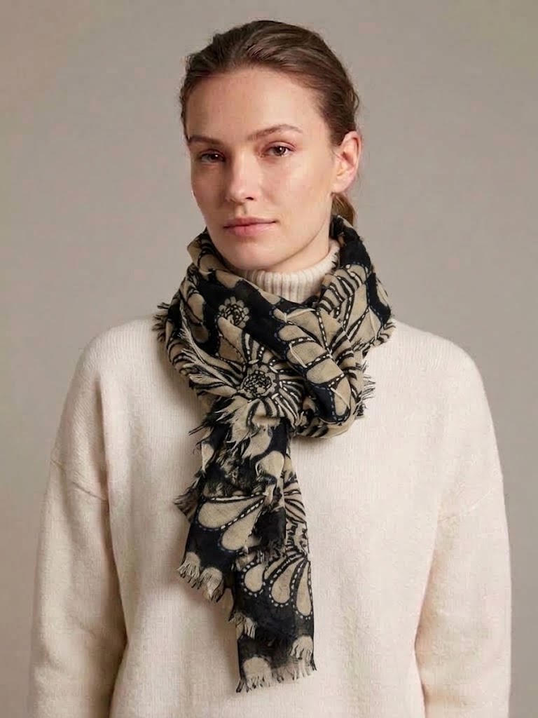 Camerucci sciarpa in lana con fiori ricamati nera PAPAVERO 1095C