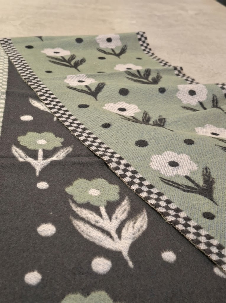 Camerucci sciarpa con fiori ricamati double face blu LILLA 1045 - immagine 3