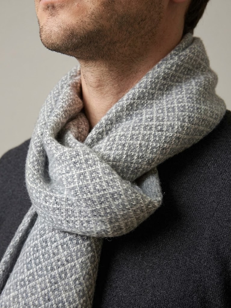 Riviera Cashmere scaldacollo unisex a rombi con passante panna e grigio - immagine 3